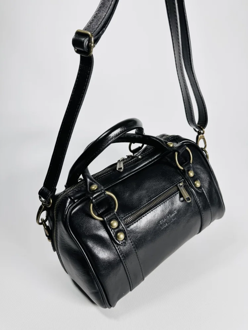 Женская сумка-саквояж из натуральной кожи черного цвета