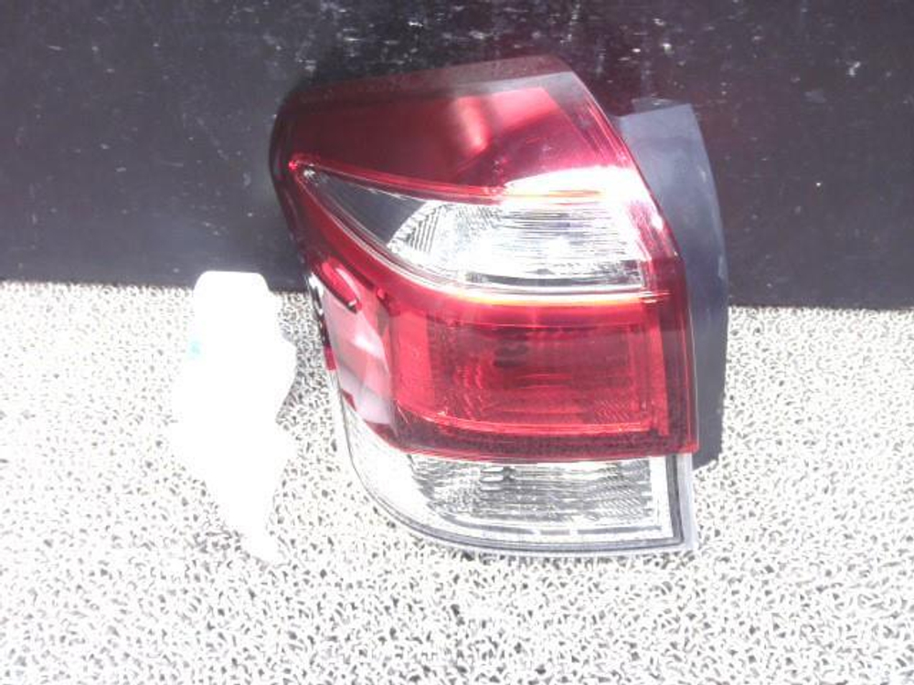 стоп левый Toyota Corolla Fielder NZE161 164 165 13-106