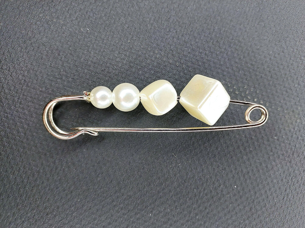 Булавка брошь "Жемчужная роскошь" для кардигана. пальто. Костюма. Цвет  белый