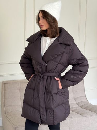 Удлиненный фиолетовый пуховик с отложным воротником