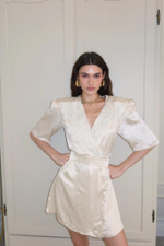 Платье мини с кружевом и поясом