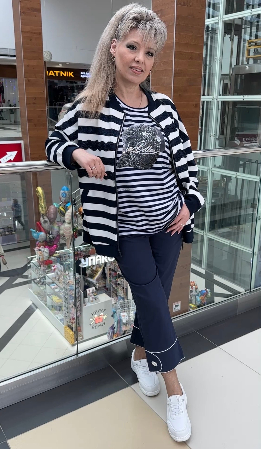 Жакет в сине-белую полоску со стразами