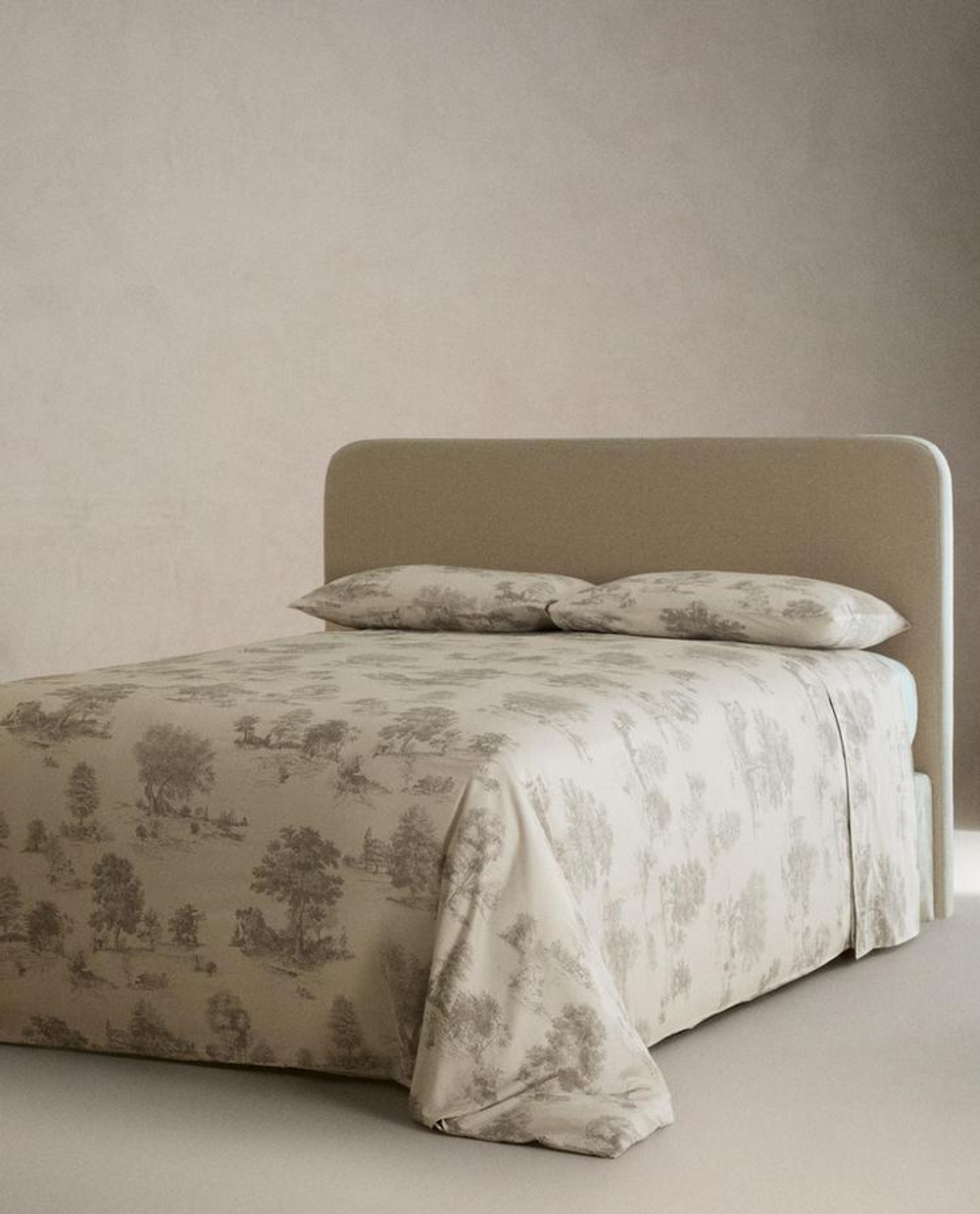 ZARA HOME ПОДОДЕЯЛЬНИК ИЗ САТИНА С ПРИНТОМ ТУАЛЬ-ДЕ-ЖУИ, СЕРЫЙ