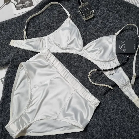 Атлас-стрейч молочный