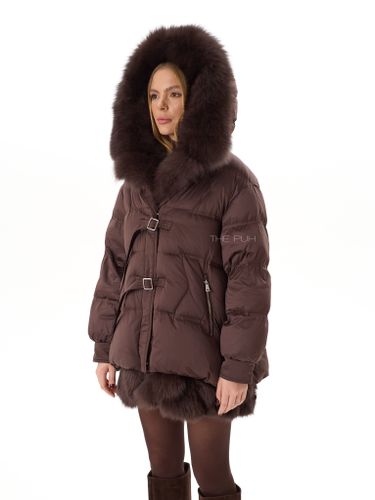 Шоколадный пуховик с ремешками и меховыми вставками