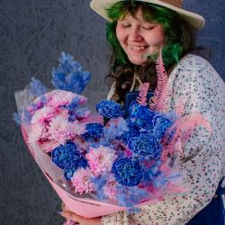 112. Стильный синий букет с розовой хризантемой