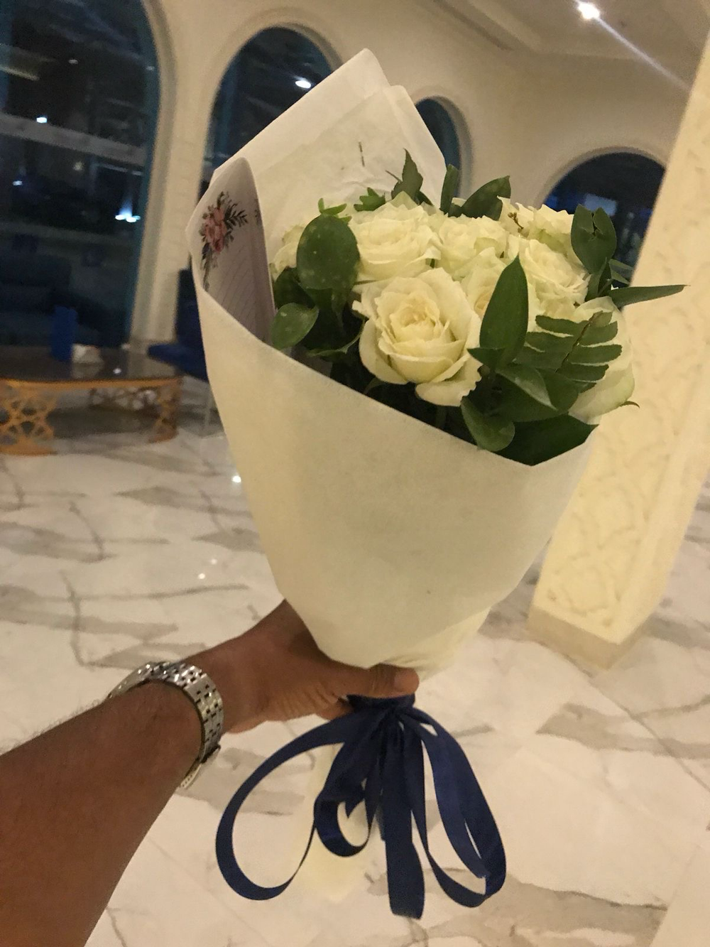 15 Белых роз с синей лентой