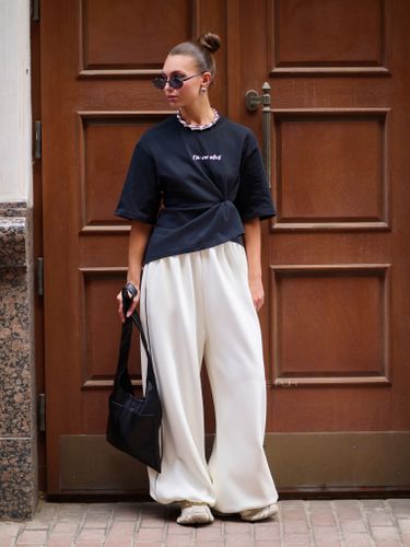 Широкие спортивные брюки молочного цвета