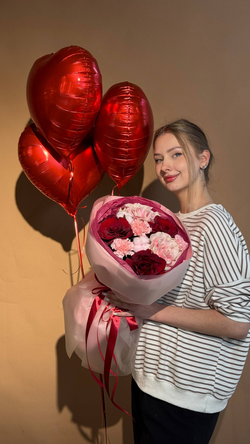 Букет Секрет Виктора и 3 красных шара сердце