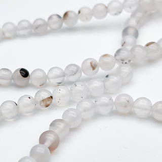 Халцедон бусины, диаметр около 6-6,2 мм, цена за 29-30 шт (1/2 нити)