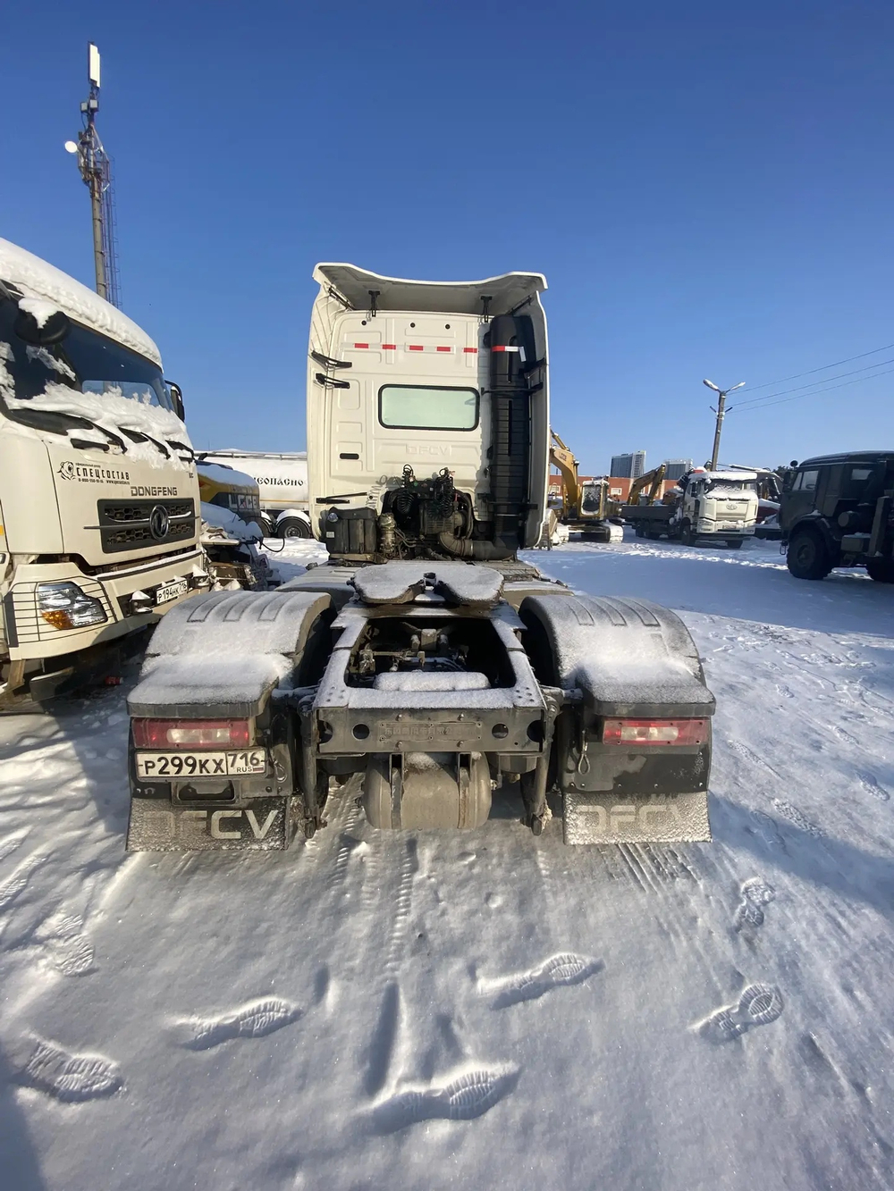 DongFeng DFH 4x2 Седельный тягач DFH4180C2 (Дизельный, 13,5 л, 528 л.с., АТ)