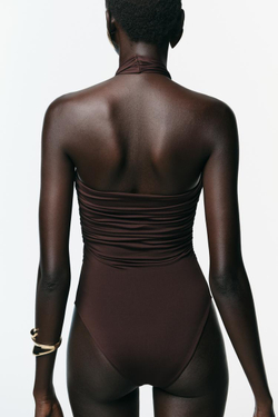 ZARA БОДИ ИЗ ПОЛИАМИДА С ГОРЛОВИНОЙ ХАЛТЕР И МЕТАЛЛИЧЕСКОЙ ДЕТАЛЬЮ, ТЕМНО-КОРИЧНЕВЫЙ