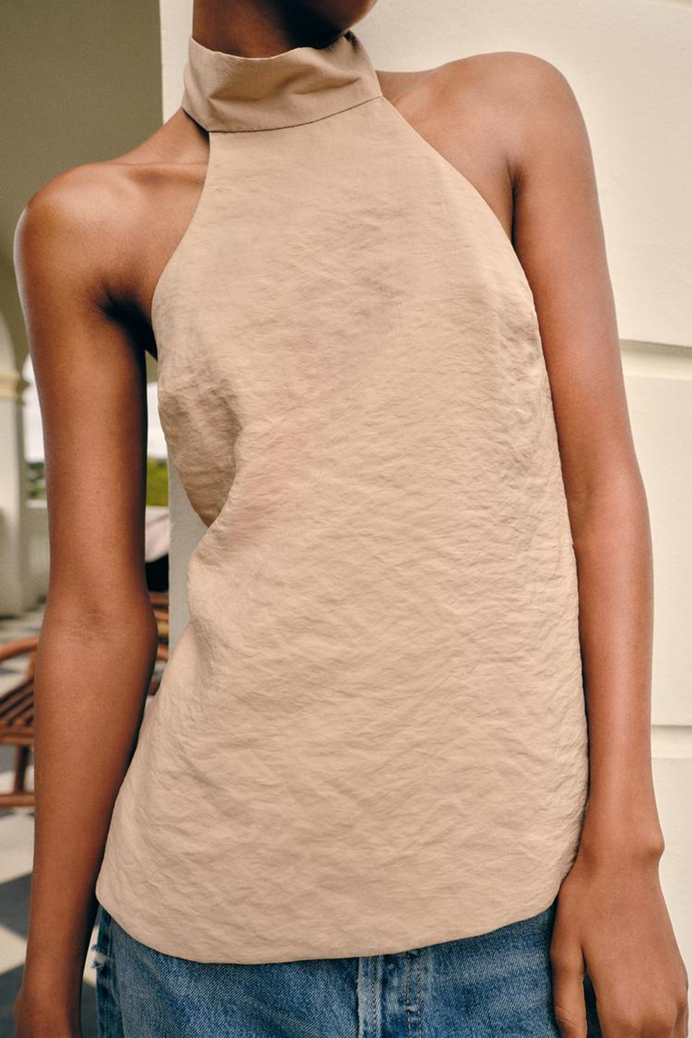 ZARA СТРУЯЩИЙСЯ ТОП С ГОРЛОВИНОЙ ХАЛТЕР И ОТКРЫТОЙ СПИНОЙ, КАМЕННО-СЕРЫЙ