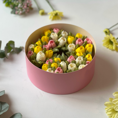 Яркий букет тюльпанов в розовом коробе