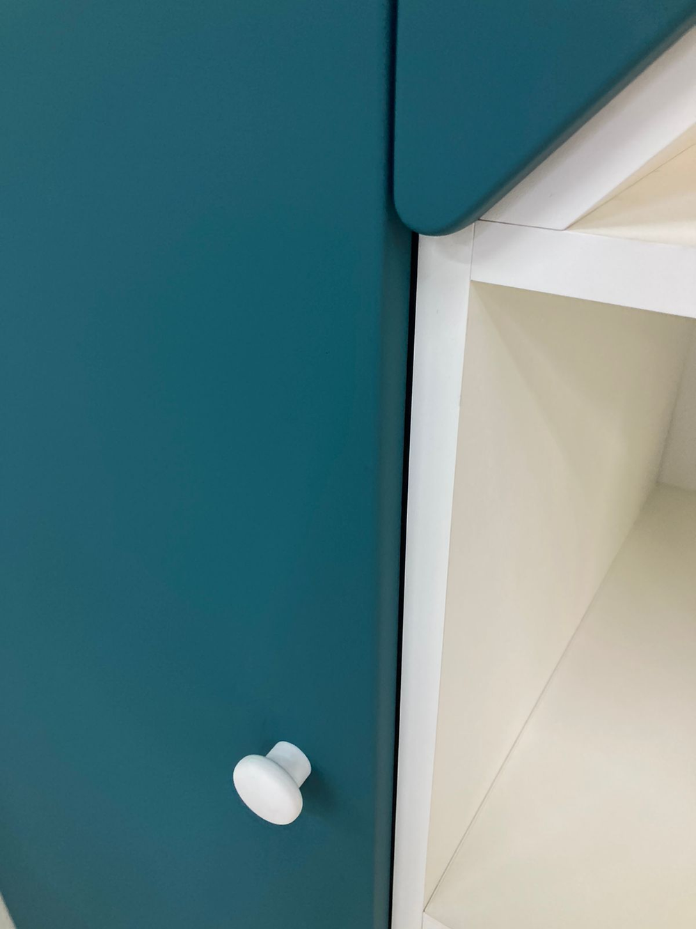 Шкаф-стеллаж Домик МДФ белый/аквамарин