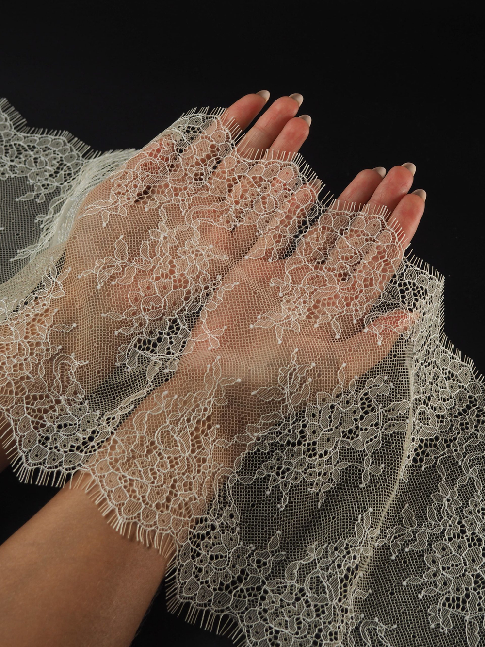 Кружево шантильи бежевое по Лауме неэластичное ширина 23 см длина 1.45 м