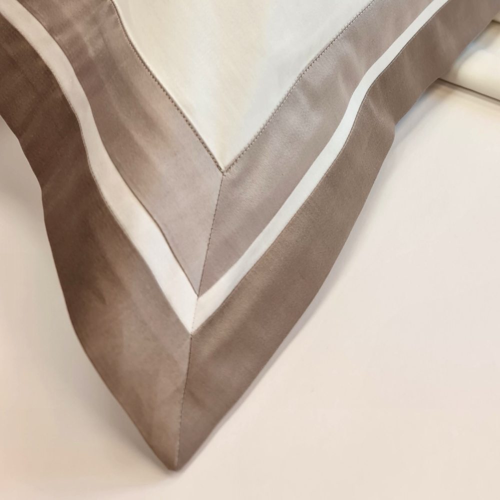 Постельное белье 2 спальное евро макси Сlaire&Caroll Jacqueline белое с бежевым кантом