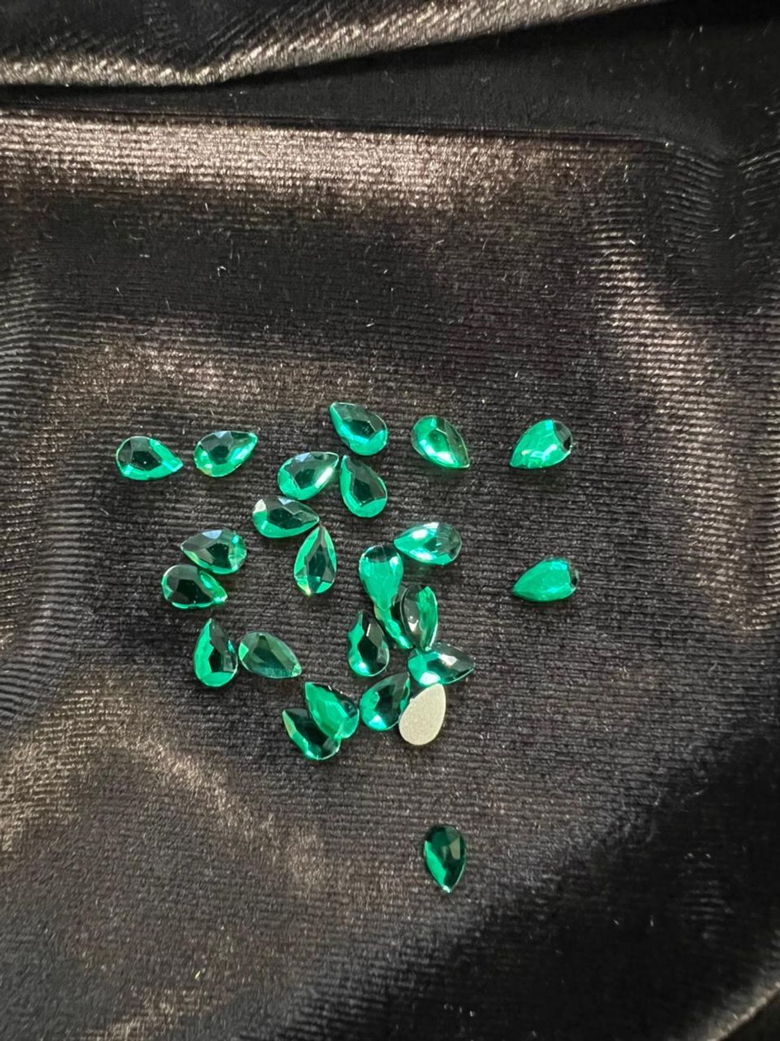 Стеклянные стразы  (5,5*8мм) 25шт, цвет т. зеленый