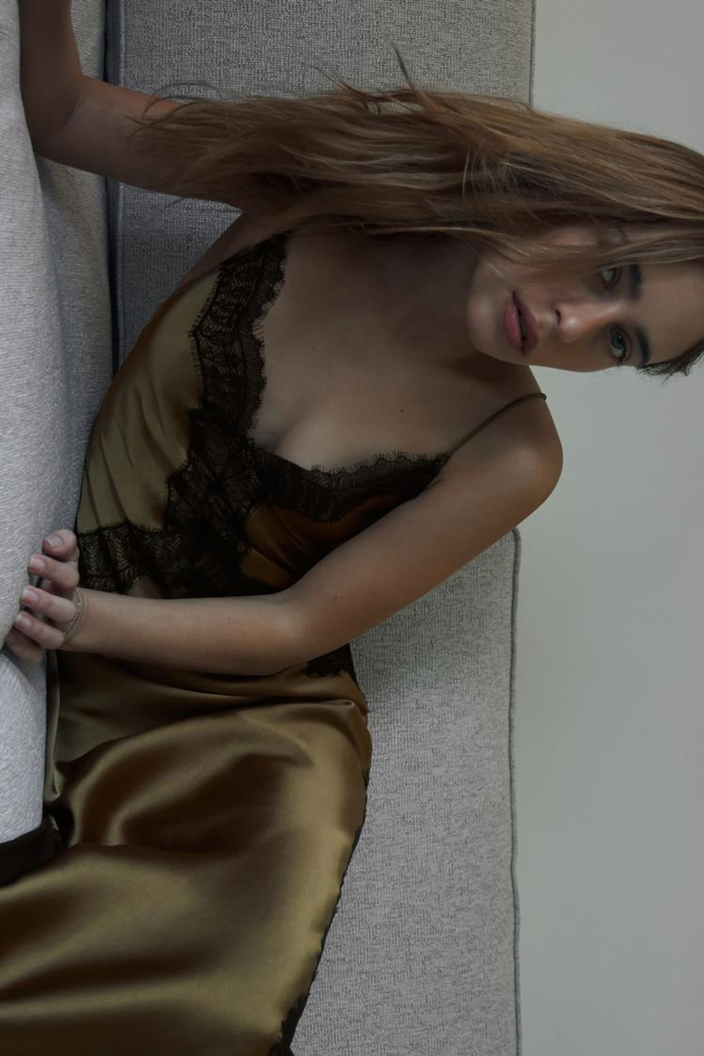 ZARA КОМБИНИРОВАННОЕ АТЛАСНОЕ ПЛАТЬЕ С КРУЖЕВОМ, РЫЖЕВАТО-КОРИЧНЕВЫЙ