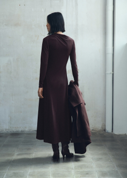 Платье А-силуэта с асимметричным вырезом