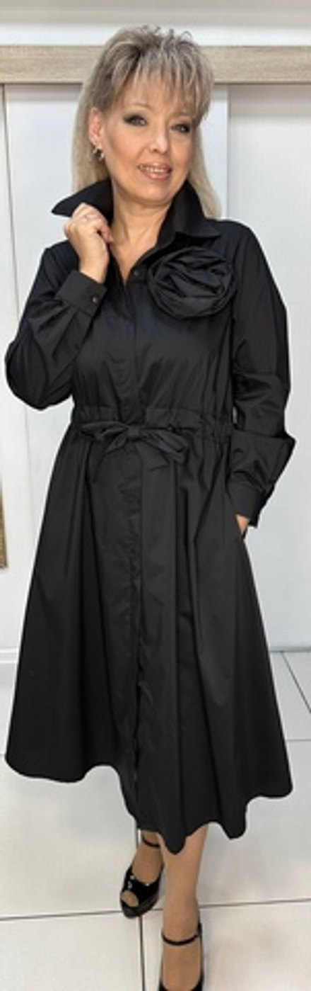 Длинное черное платье на застежке