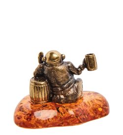 Народные промыслы AM-3122 Фигурка «Любитель пива» (латунь, янтарь)