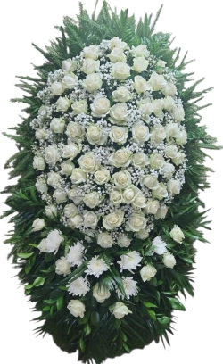 Венок из живых белых роз, хризантем и натуральной хвои