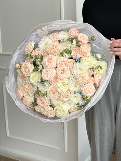 Гранд букет из кустовых пиновидных роз, оксипеталума, диантусов и маттиолы