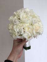 Свадебный букет из оноголовых роз, диантусов и лизиантуса