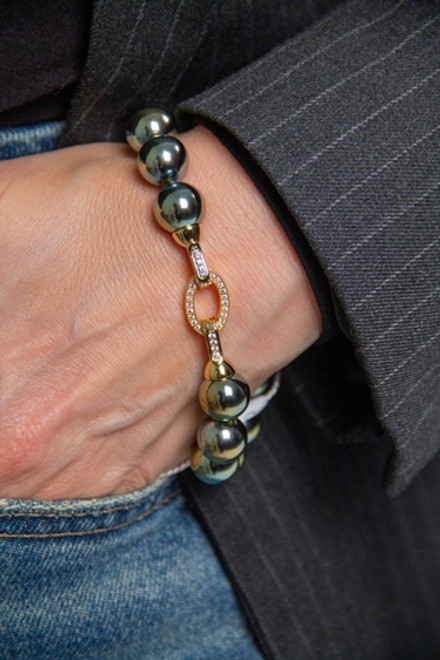 Браслет "Шарлотта" из жемчуга в оттенке хамелеон на золотой застежке
