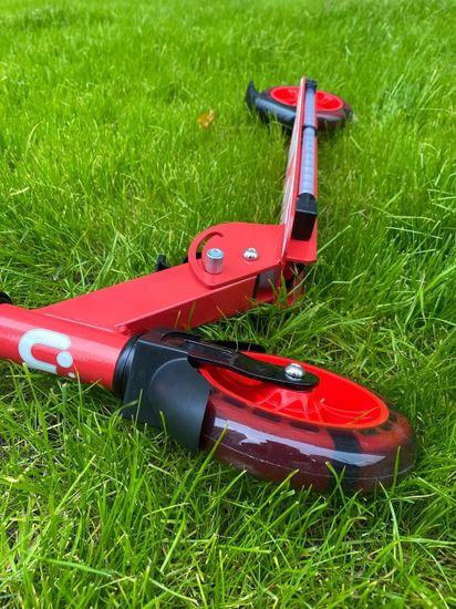 Складной двухколёсный самокат со светящимися колёсами и платформой Micar Flash 145 красный