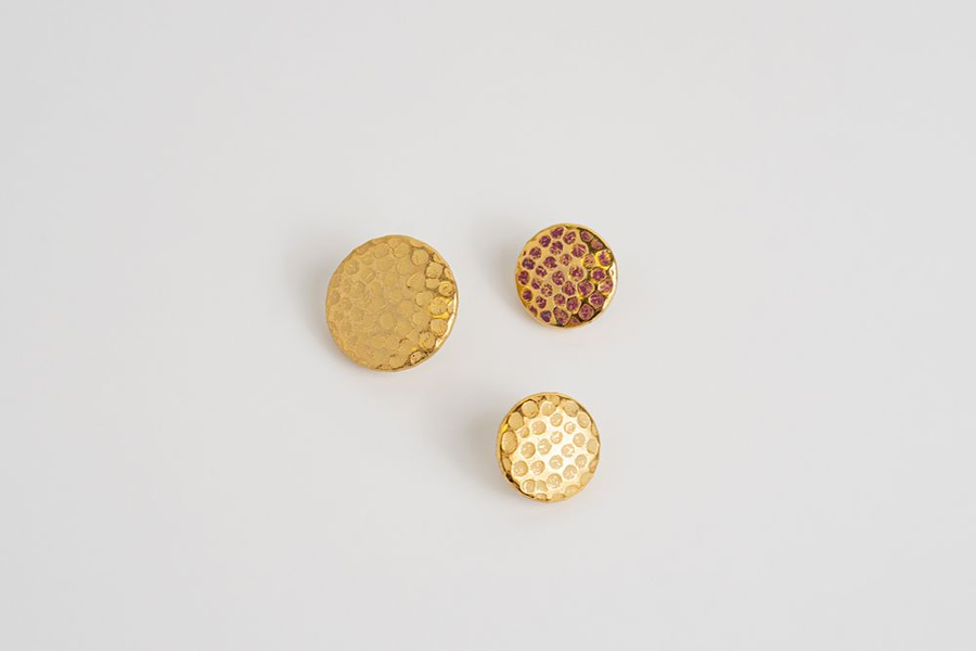 Три винтажные металлические пуговицы разного размера