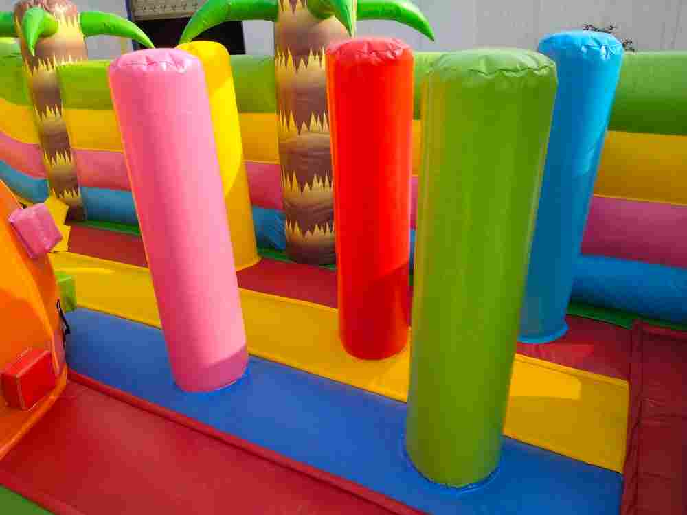 Коммерческий надувной батут "Хамелеон и динозавры", 10x5x5.5 м.