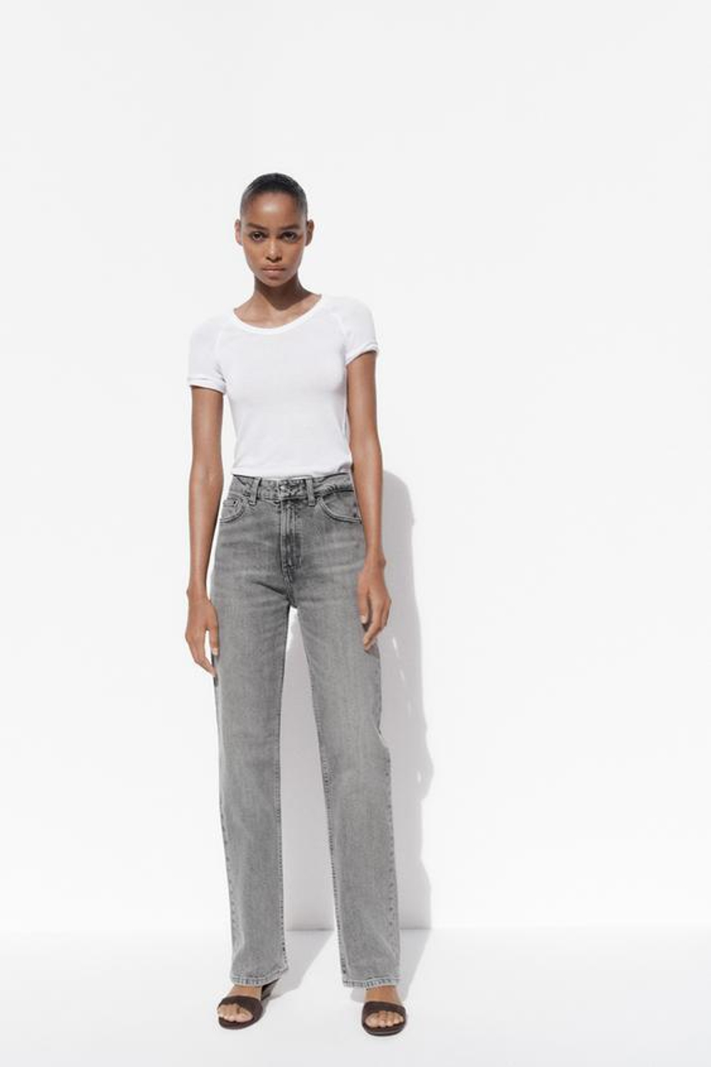 ZARA ДЖИНСЫ TRF MOM FIT HIGH WAIST, СВЕТЛО-СЕРЫЙ