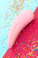 Вакуумно-волновой стимулятор Satisfyer Curvy 2+ с возможностью управления через приложение розовый