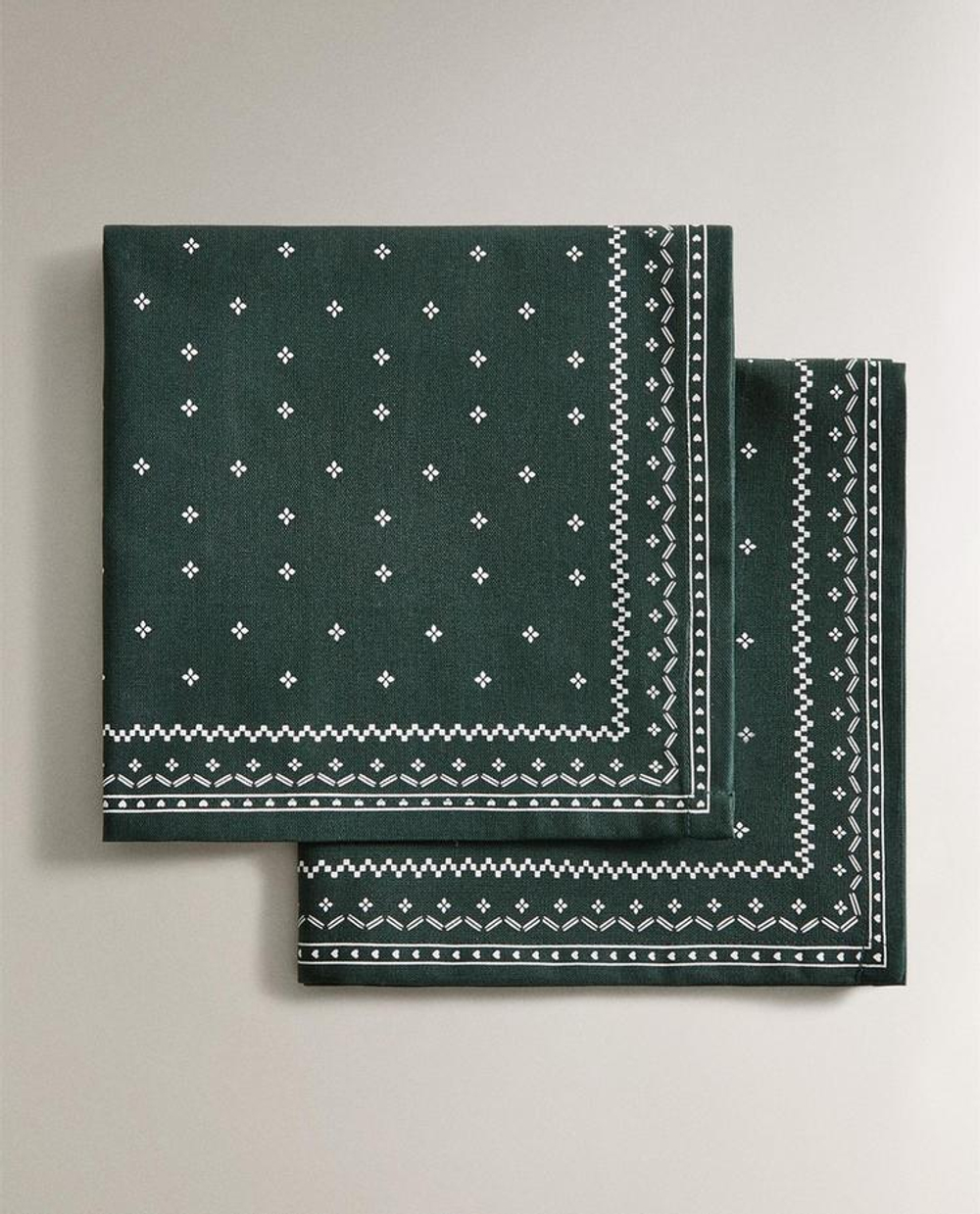 ZARA HOME КУХОННЫЕ ПОЛОТЕНЦА С КОНТРАСТНЫМ РОЖДЕСТВЕНСКИМ ПРИНТОМ (НАБОР ИЗ 2 ШТ.), ЗЕЛЕНЫЙ