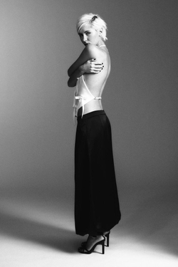 ZARA ТОП С ГОРЛОВИНОЙ ХАЛТЕР И БАНТАМИ, ЖЕЛТОВАТО-БЕЛЫЙ