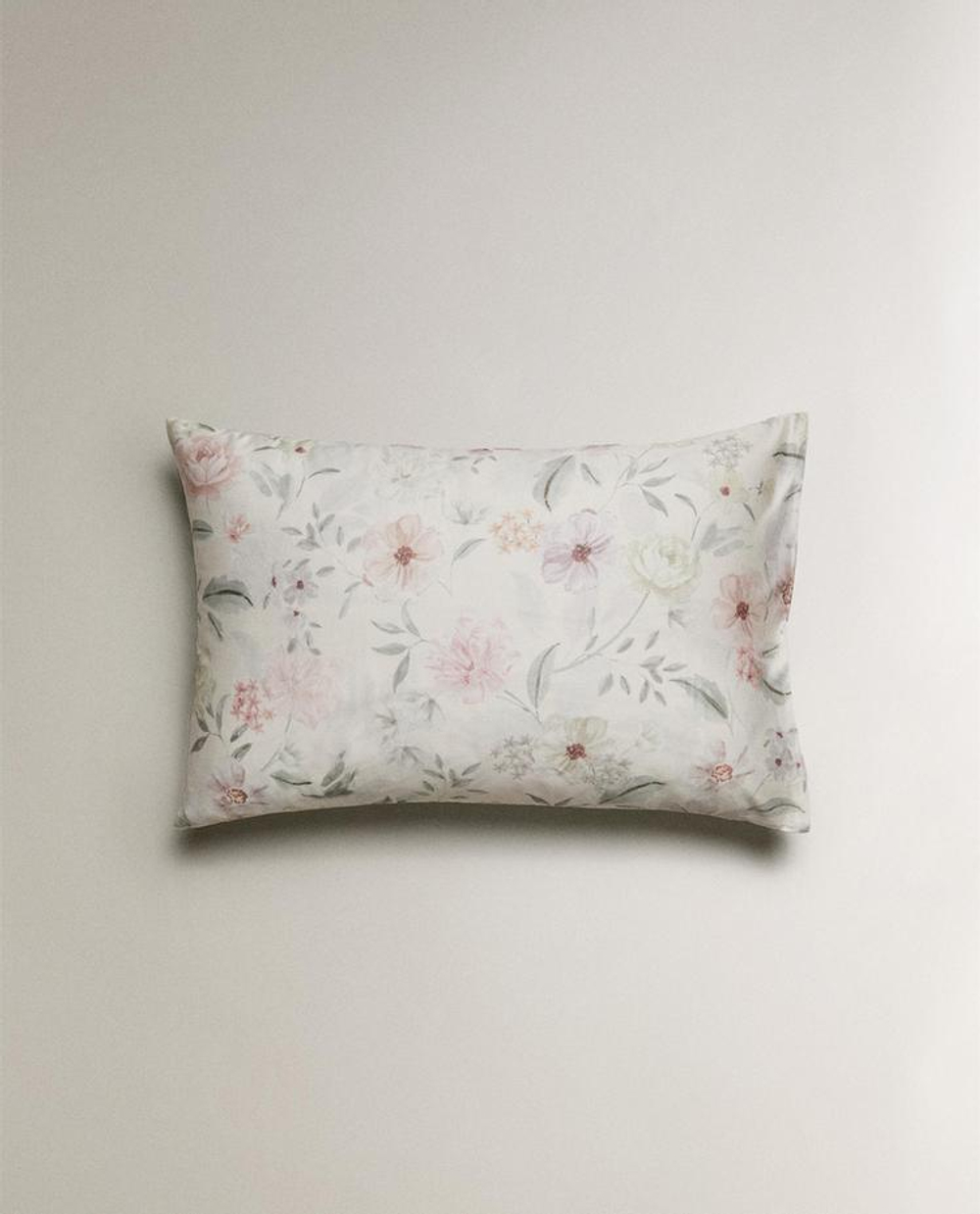 ZARA HOME НАВОЛОЧКА ИЗ САТИНА С ЦВЕТОЧНЫМ ПРИНТОМ, ЖЕЛТОВАТО-БЕЛЫЙ