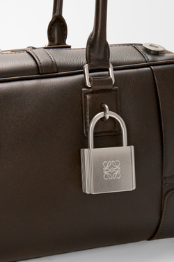 Loewe Укороченная сумка Panta Amazona 31 из блестящей телячьей кожи, темно-коричневый