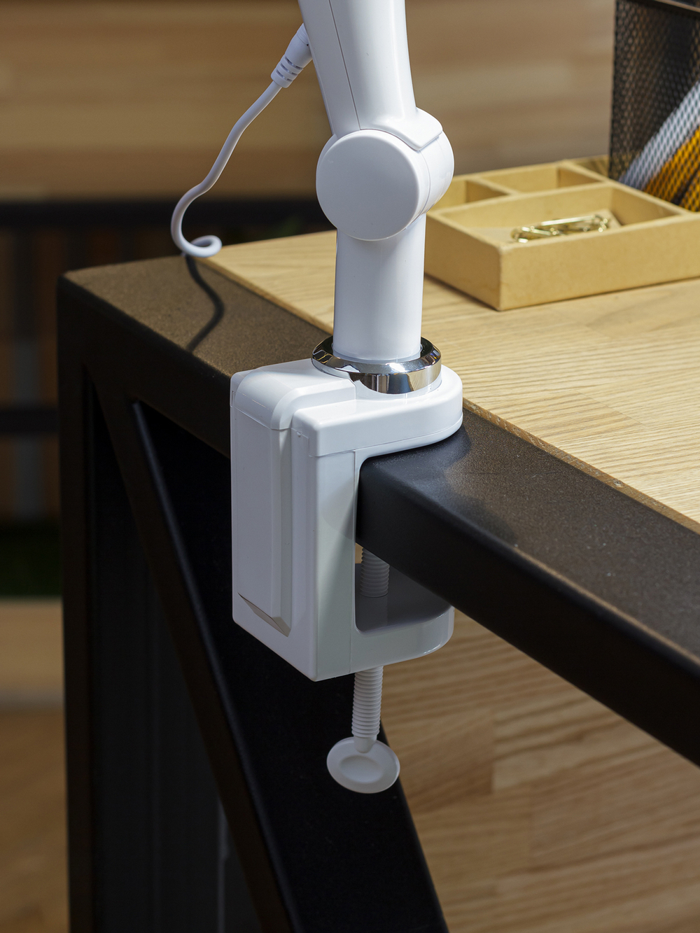 Настольная светодиодная лампа Anatomica Smart-402 на подставке и кронштейне в комплекте