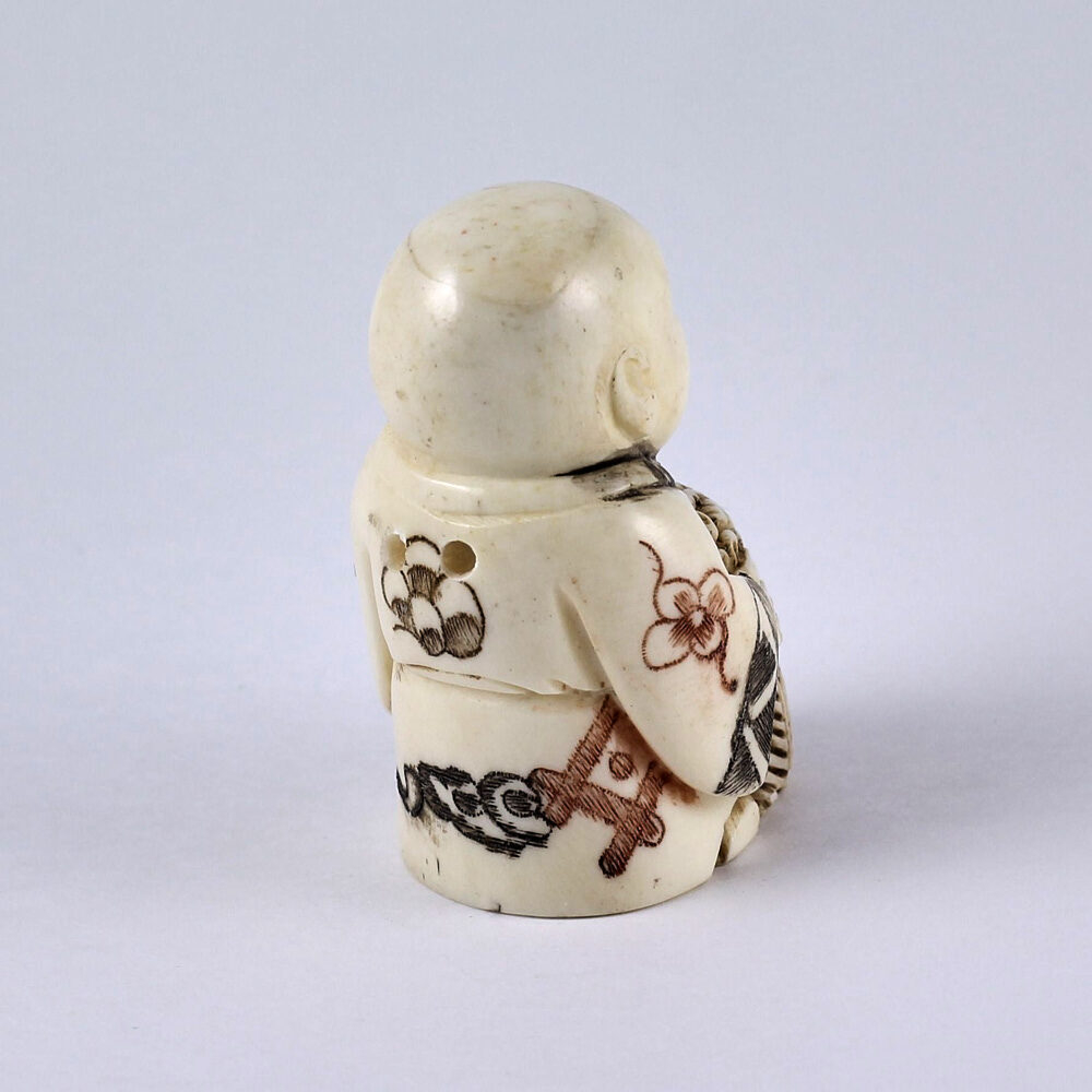 Нэцкэ Монах с корзиной цветов