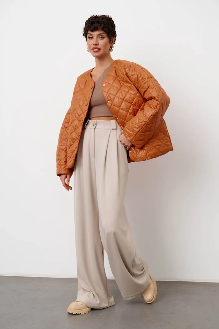 Стеганая куртка с карманами цвета карамель