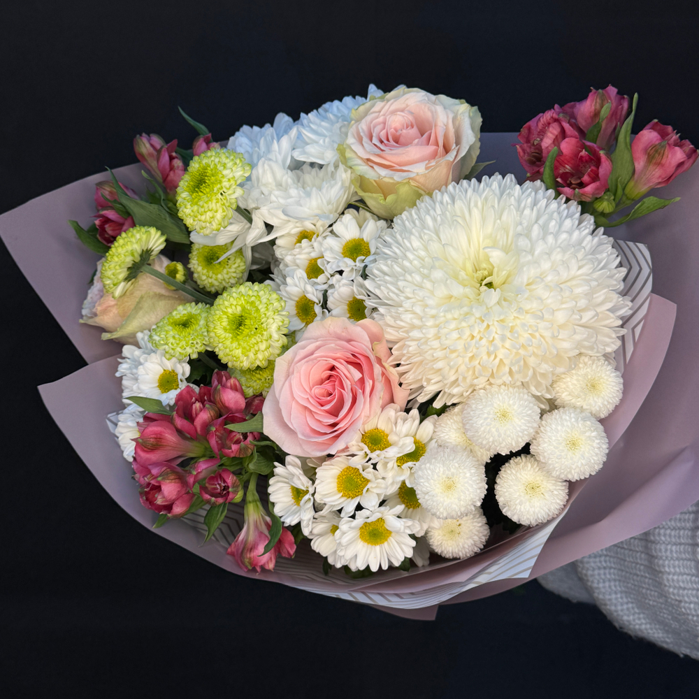 Букет из зефирной хризантемы, Микса сантини и альстромерий с розами