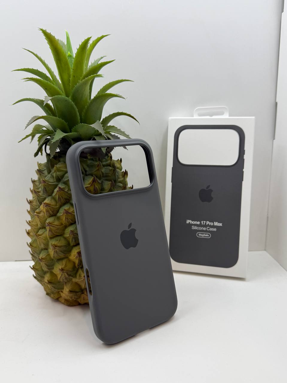 Silicone case с анимацией для iPhone 17 Pro Max