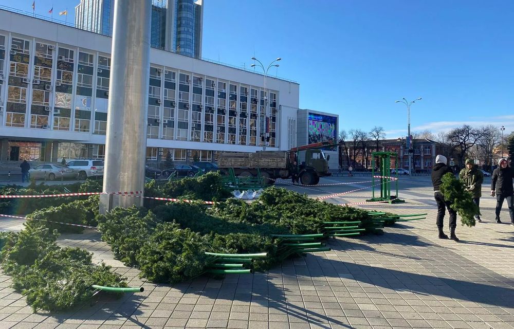 Светодинамическая елка ствольная - встроенная гирлянда: Холодный свет - "Таежная" от 11 до 21 м