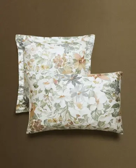 ZARA HOME НАВОЛОЧКА ИЗ САТИНА С ЦВЕТОЧНЫМ ПРИНТОМ, ЖЕЛТОВАТО-БЕЛЫЙ