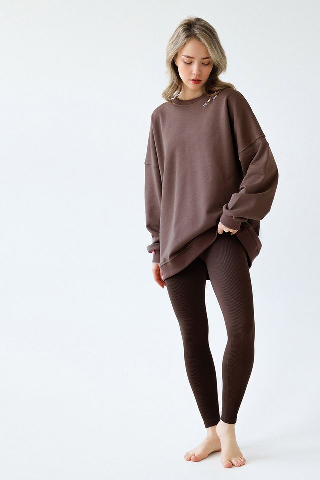 Свитшот с вышивкой на рукаве цвета мокка