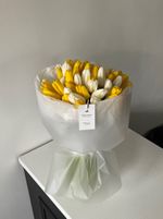 Букет из 51 белого и желтого тюльпанов