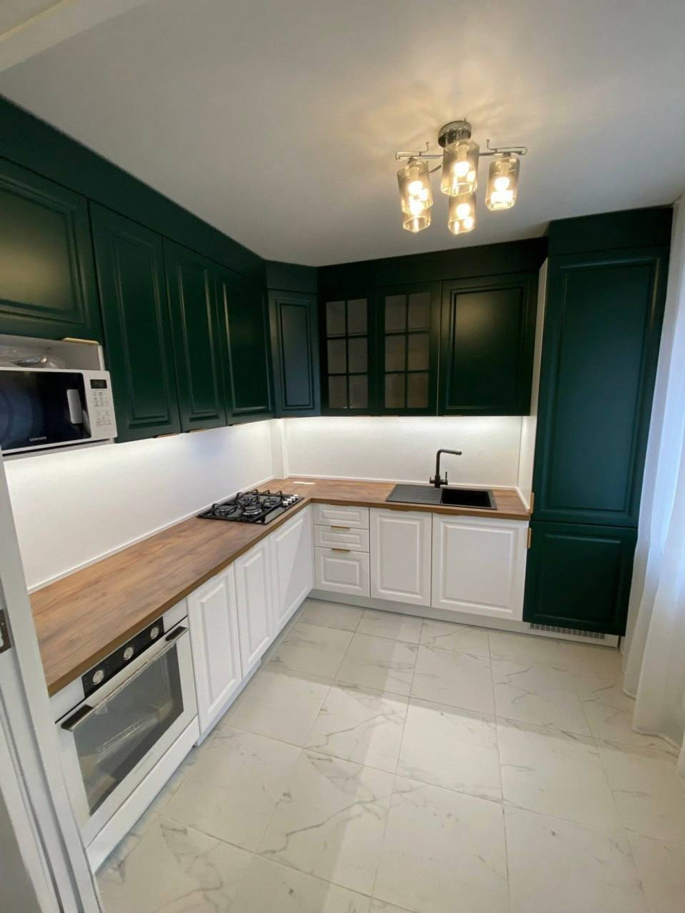 Классическая угловая кухня с витражными фасадами и немецкой фурнитурой