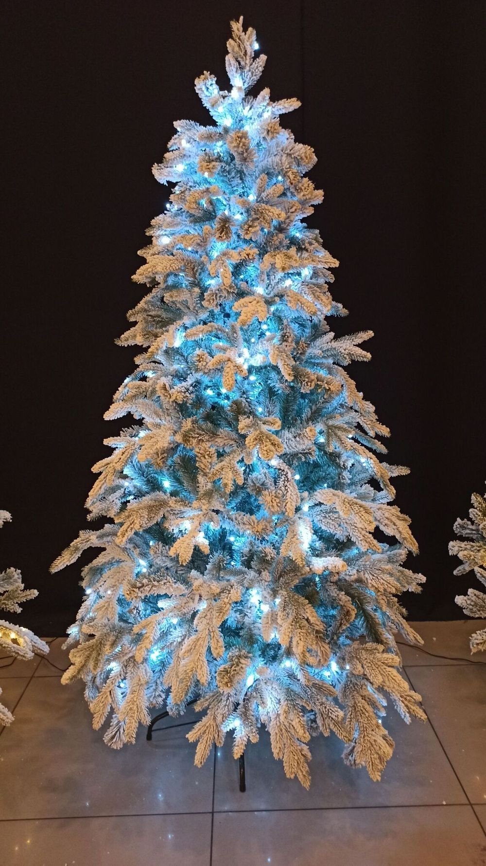 Заснеженная ель с гирляндой «Россо» холодный свет (Литая+пвх) 120 см / 1,2 м